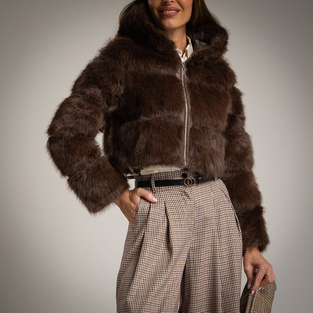 Damen - Bomber aus Premium - Kunstpelz mit Kapuze – Schokolade – Neue Kollektion - Tiz Mode