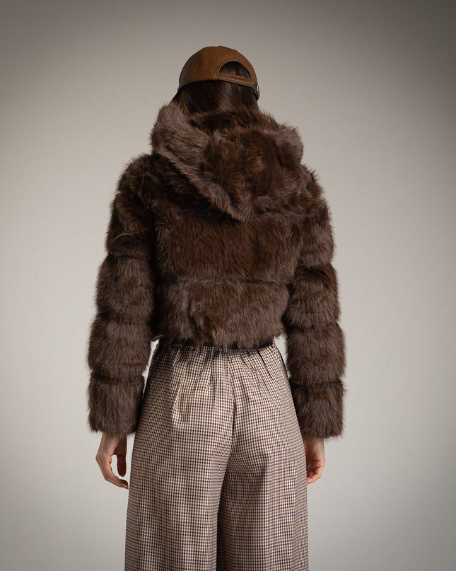 Damen - Bomber aus Premium - Kunstpelz mit Kapuze – Schokolade – Neue Kollektion - Tiz Mode