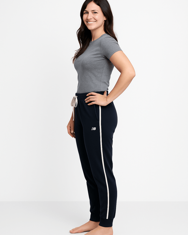 Hummel Fitness Jogginghose in Nachtblau mit silbernen Streifen – Größe XL - Tiz Mode